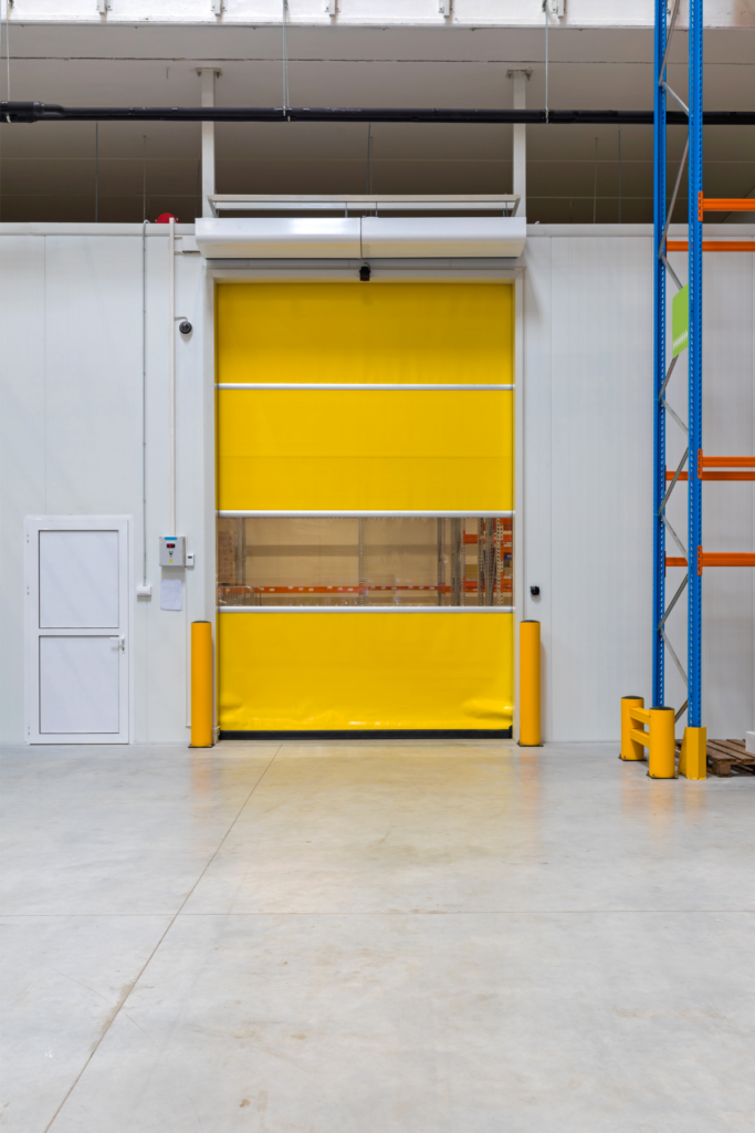 mantenimiento industrial de puertas automáticas en entorno profesional